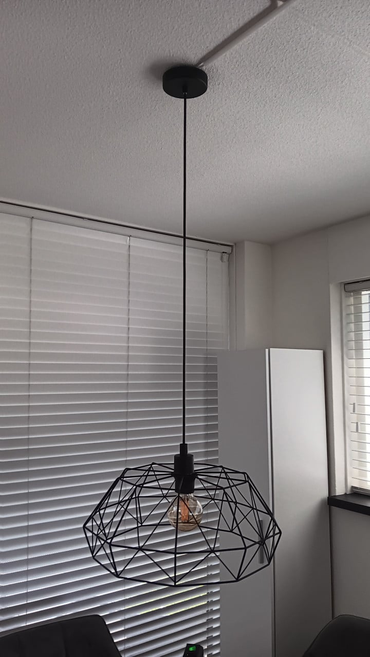 2 zwarte lampen
