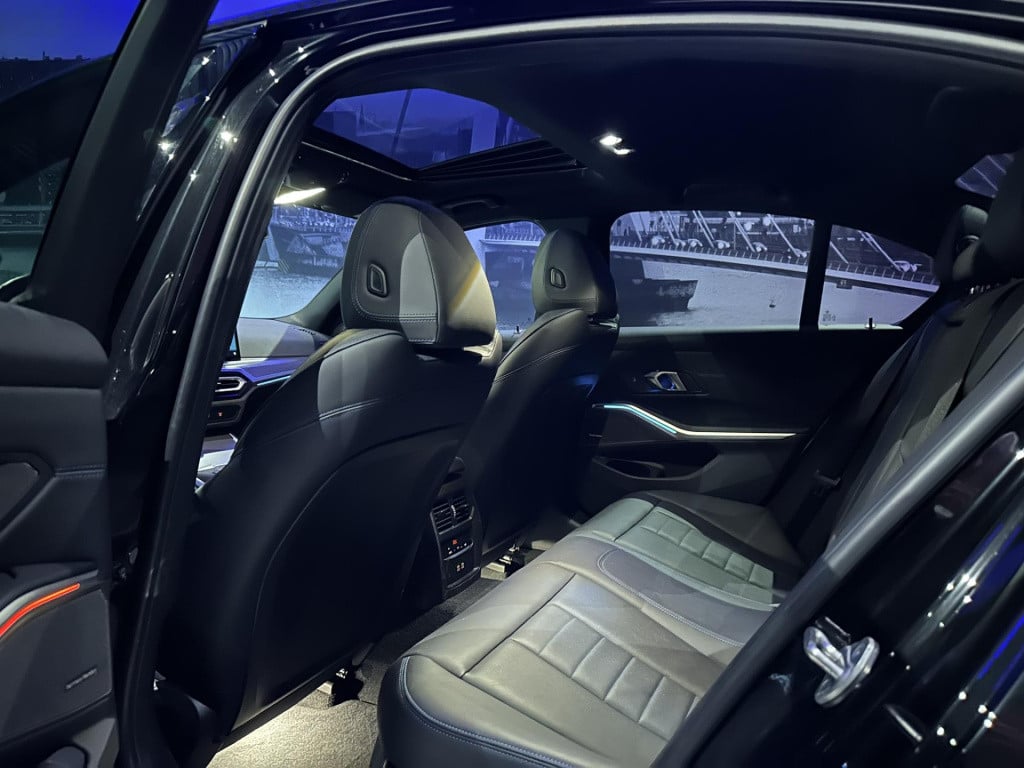 BMW 3-serie 330e m-sport *schuifdak*acc*harmankardon*