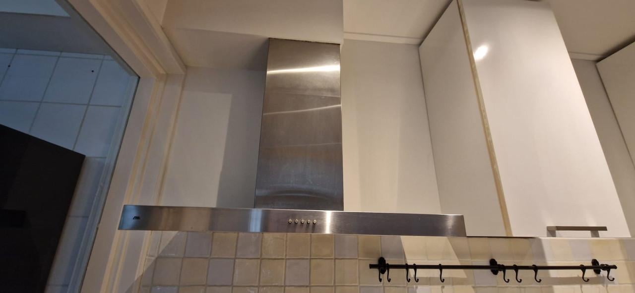 Keuken incl. koelkast, vaatwasser, gasfornuis, afzuigkap en kraan.