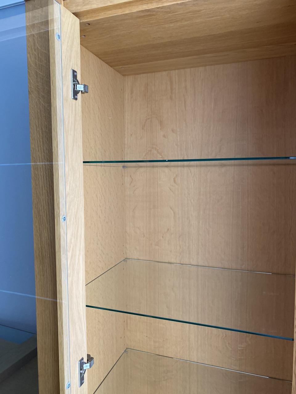 Moderne licht eiken tv meubel en vitrine kast