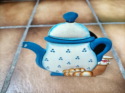Vintage servetten houder. Plaatje voorzijde theepot. Achterzijde zwart.
