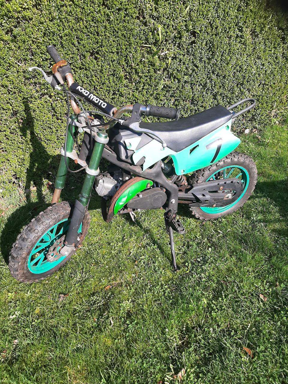 Mini crosbrommer, blok is los verder werking onbekend, voor de sleutelaar