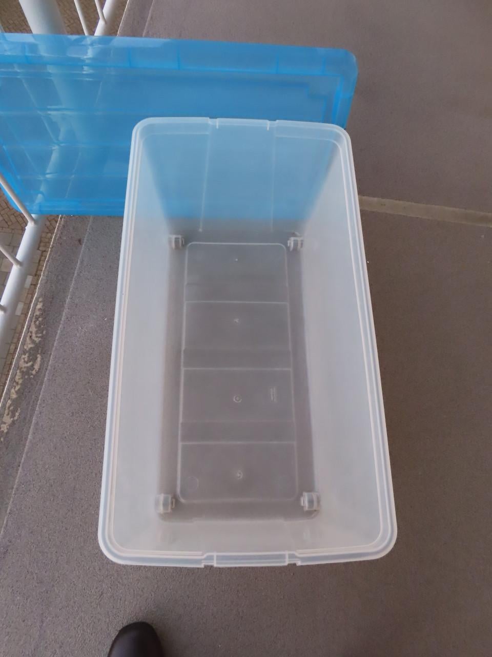 Plastic opberg box Met 4 wieltjes Blauw deksel met sluiting €.7,50