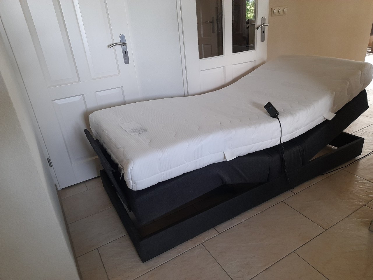 Elektrisch verstelbare Boxspring 90 x 200 (in goede  nette staat )