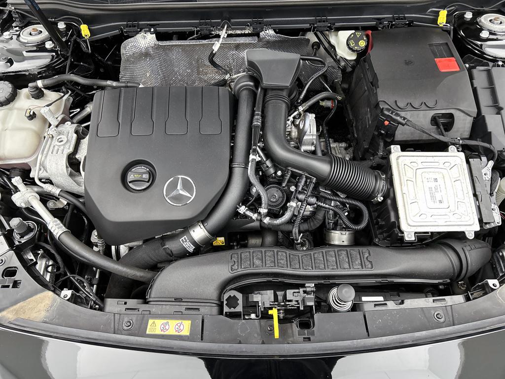 Mercedes-Benz A-Klasse 180 business solution amg | panoramadak | sfeerverli