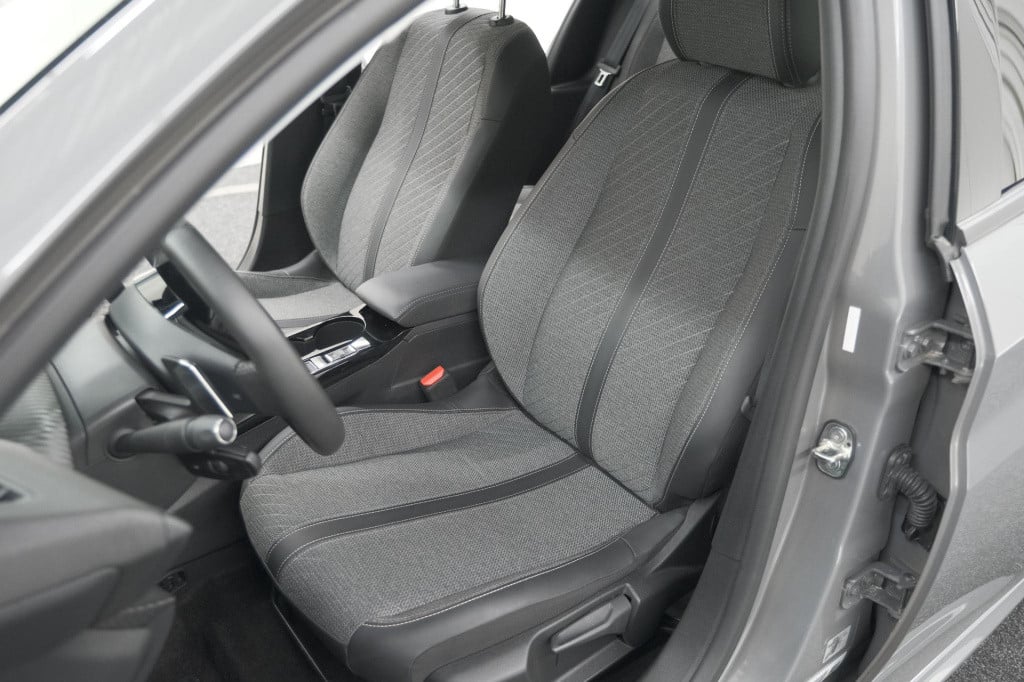 Peugeot 208 hybrid 100 e-dcs6 allure | camera | keyless entry | apple carpl
