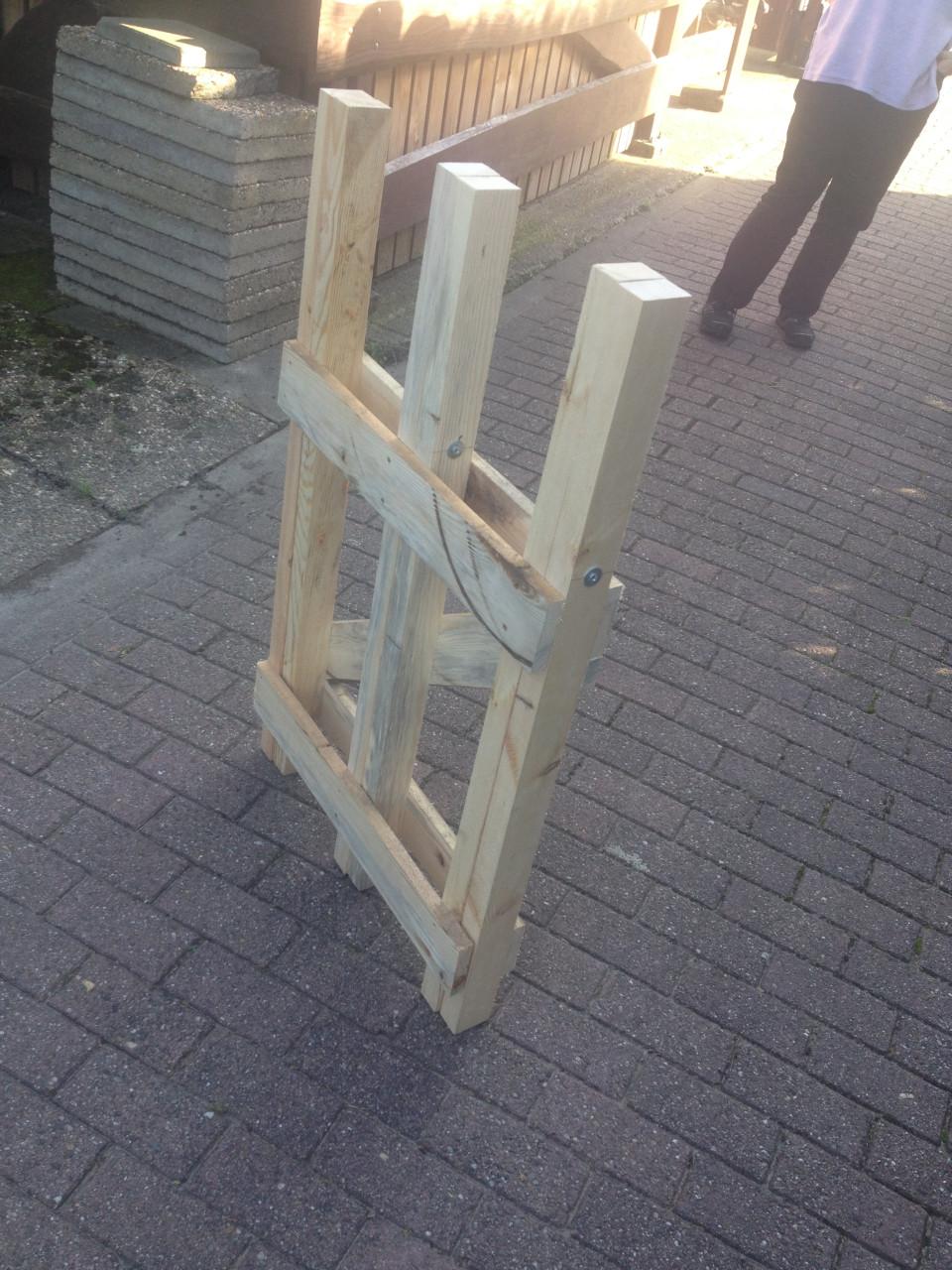 Veel haardhout door zagen met kettingzaag en compacte robuste zaagbok