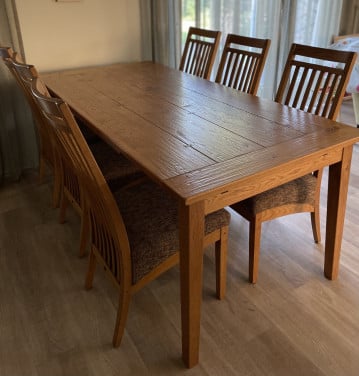 Eiken eettafel met zes stoelen