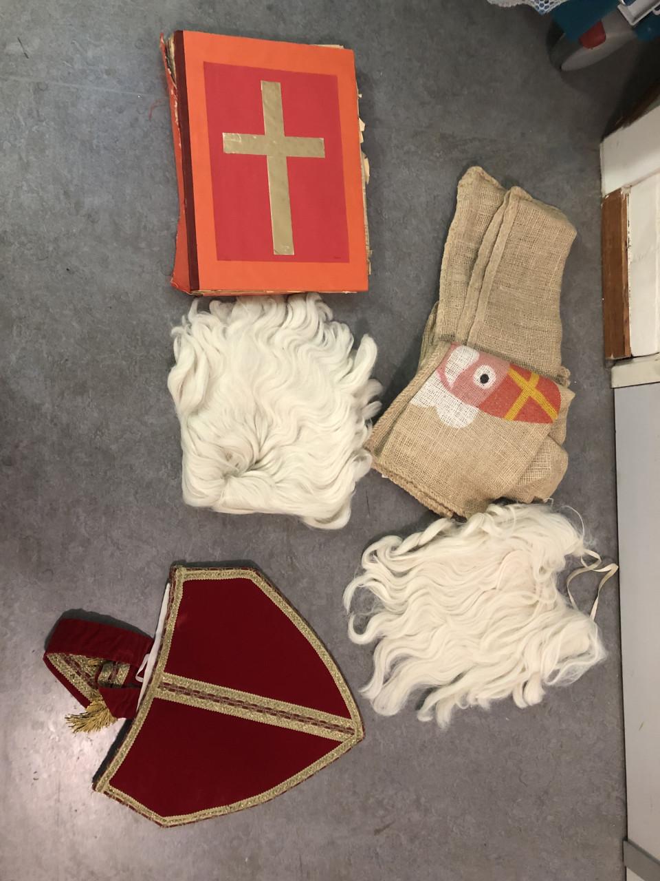 Sinterklaaspak en 2 pietenpakken