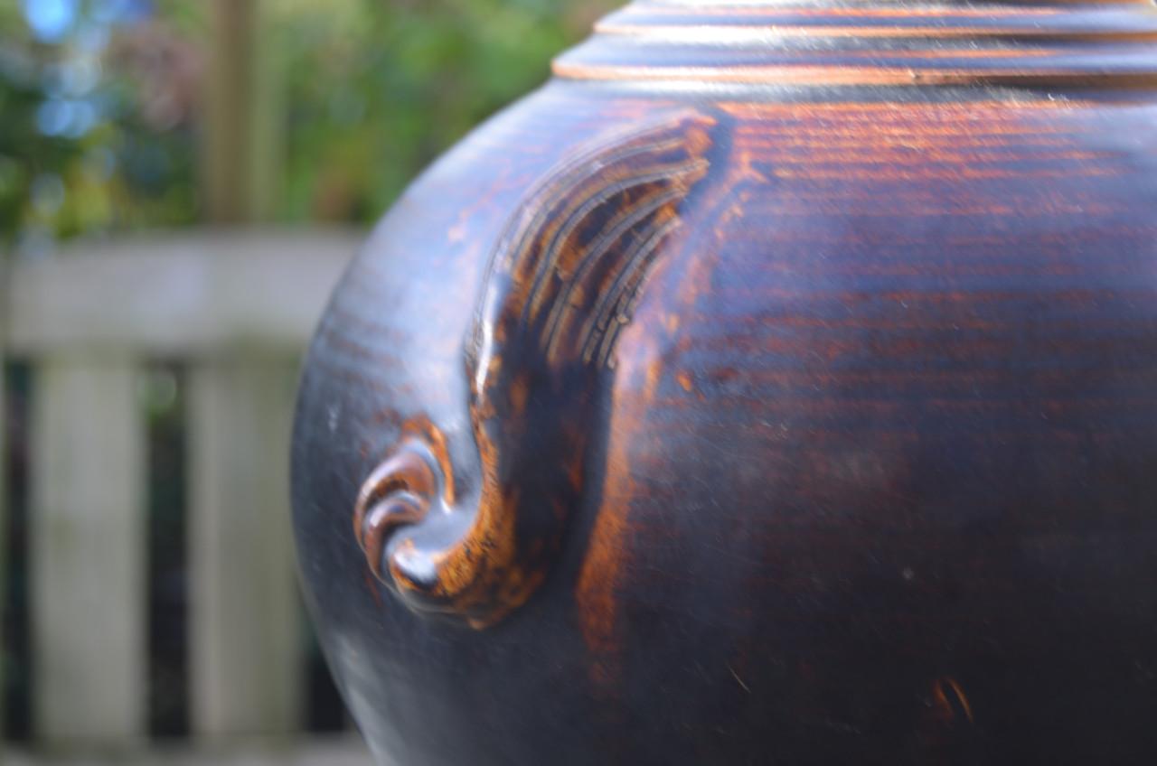 Terracotta offerpot met decoratie v/e konijn. China vroeg 20e eeuw.