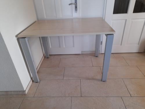 Zeer stevig bureau 120 x 80 (verstelbaar in hoogte) in goede staat!