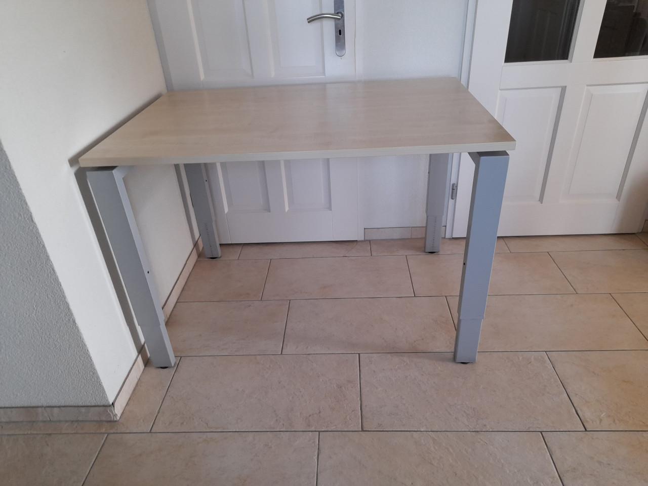 Zeer stevig bureau 120 x 80 (verstelbaar in hoogte) in goede staat!