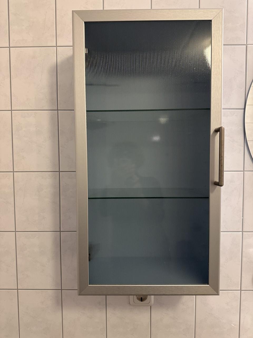 Nette wastafel, ronde spiegel, verlichting,, 2 hangkastjes