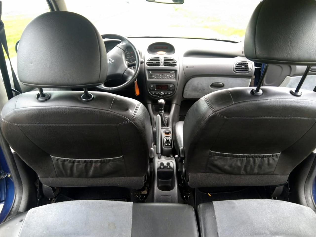 EUR 400,00  -  Peugeot 206 vijfdeurs 1.4 benzine