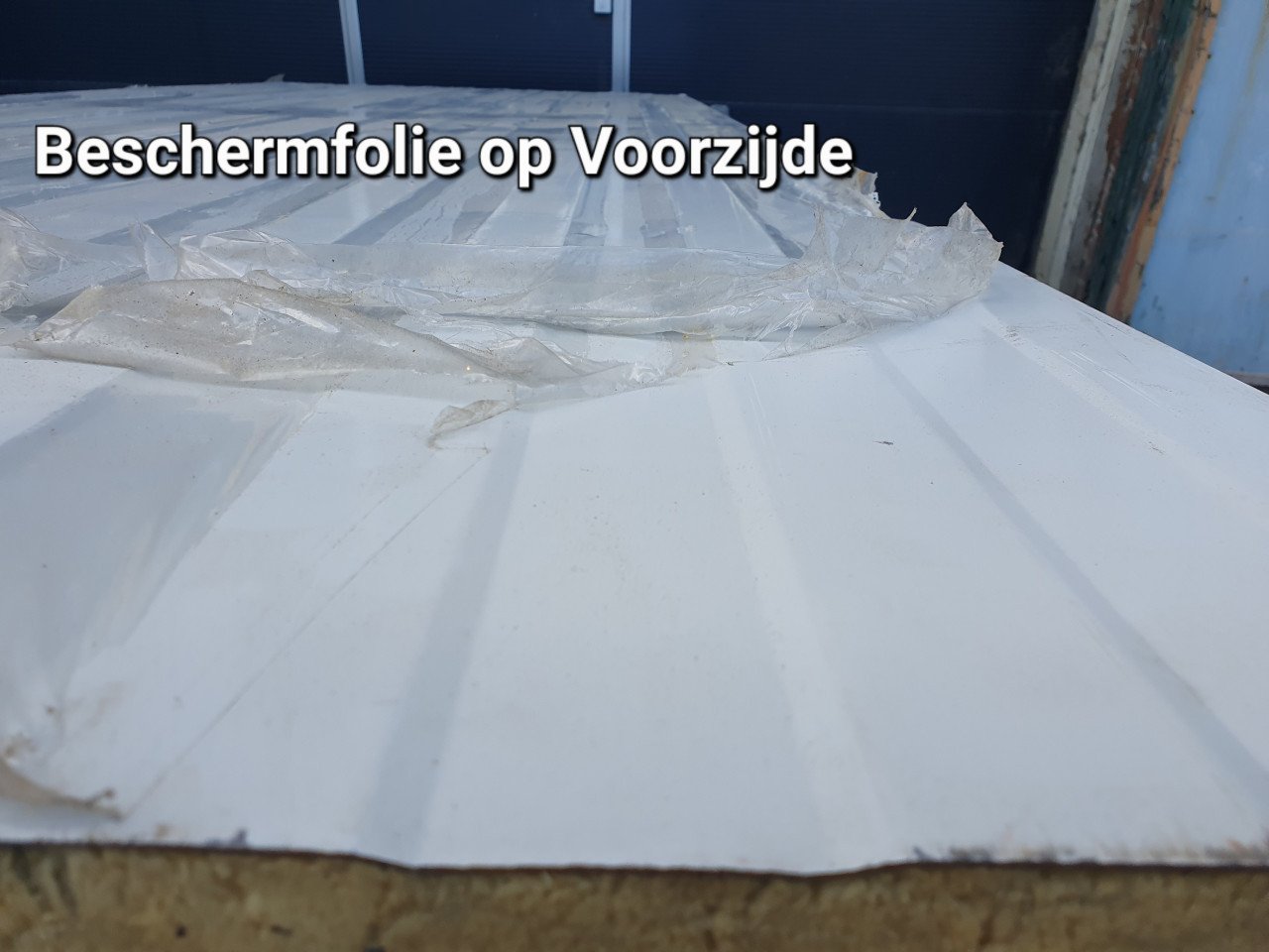Sandwichpaneel/isolatieplaat van 3meter lengte en 8cm dikte.