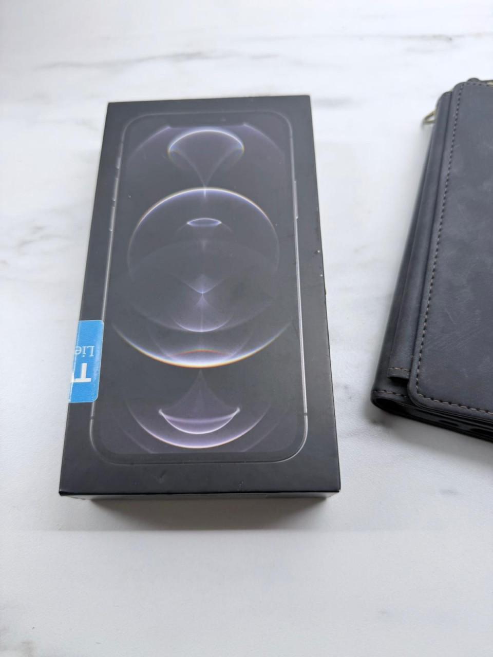 Een hele nette krasvrij! Iphone Apple 12 Pro - 256GB - Accessoires