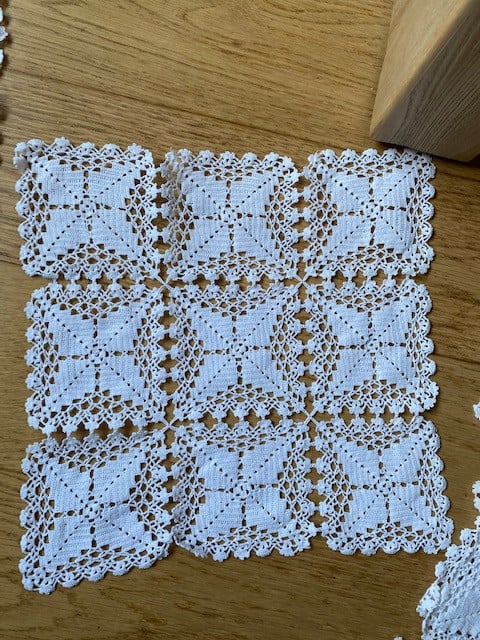 Diverse zeer fijn hand-gehaakte kleedjes