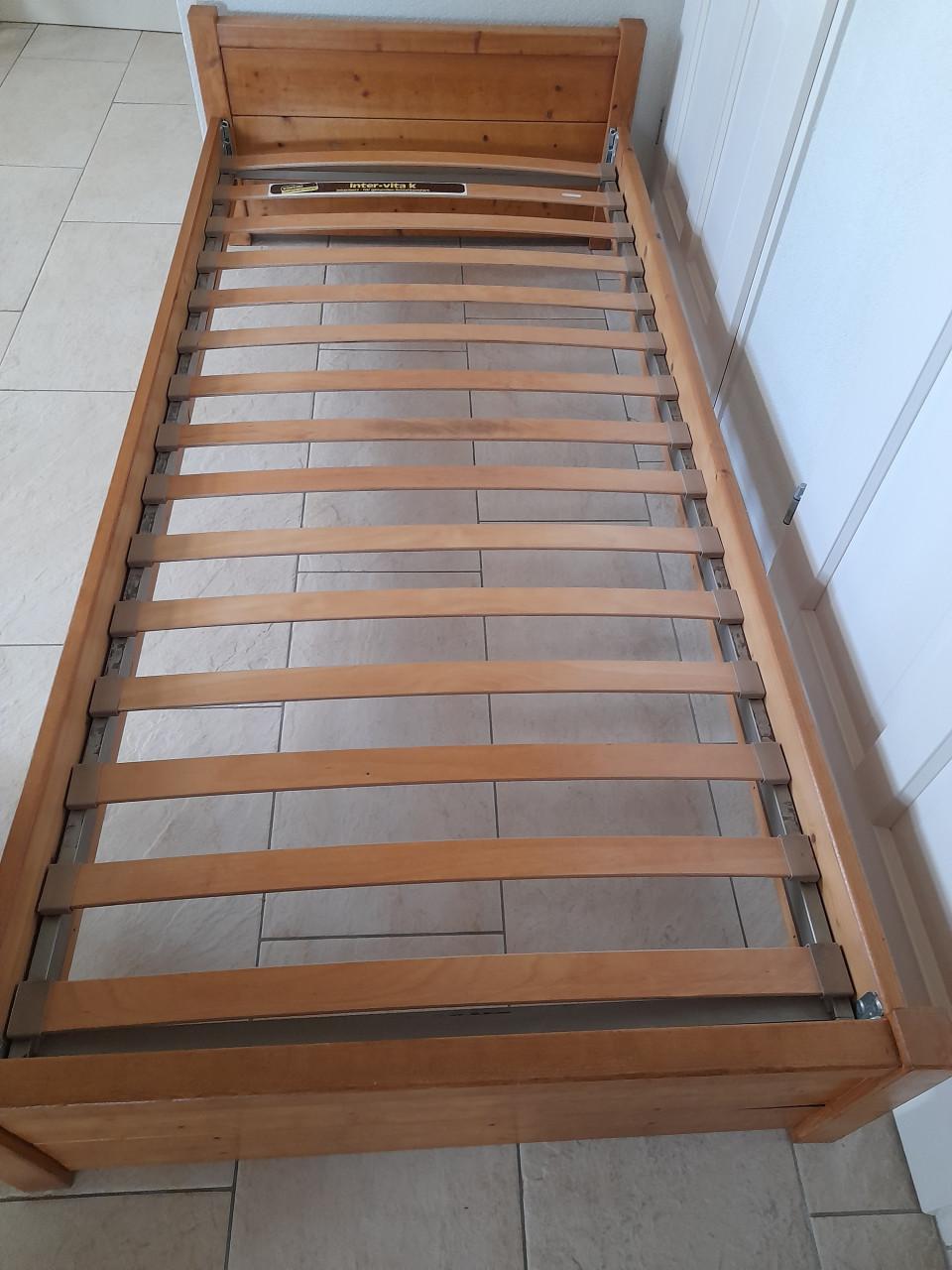 Massief houten bed (in goede staat) 90 x 200