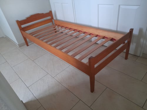 1 persoons bed 80 x 190 ( in goede staat )  Buiten maat ; 85,5 x 196