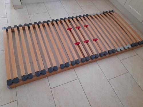 Stevige lattenbodem 90 x 200 (in goede staat )