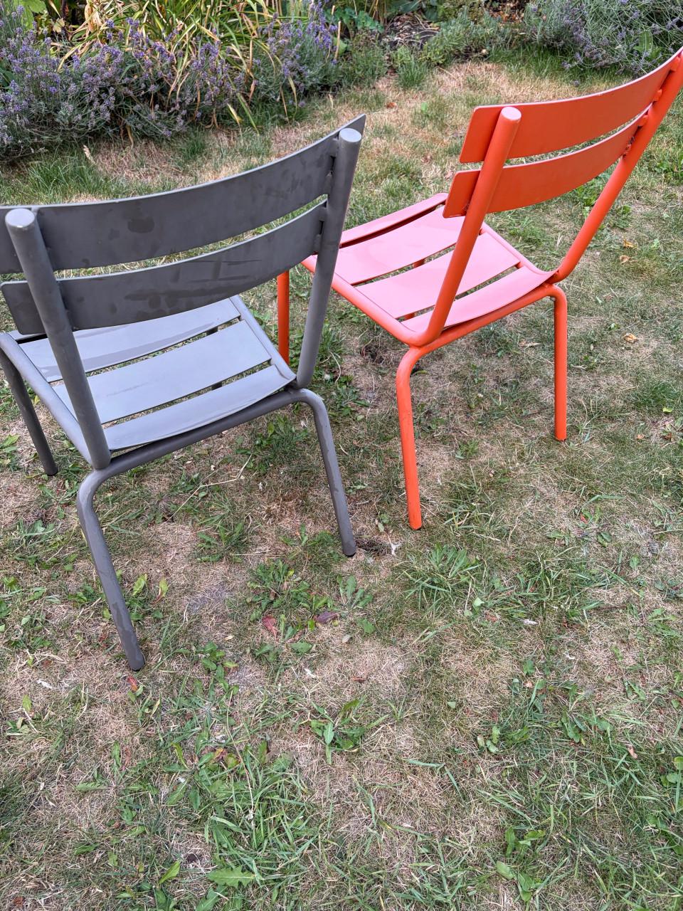 Twee stevige tuinstoelen