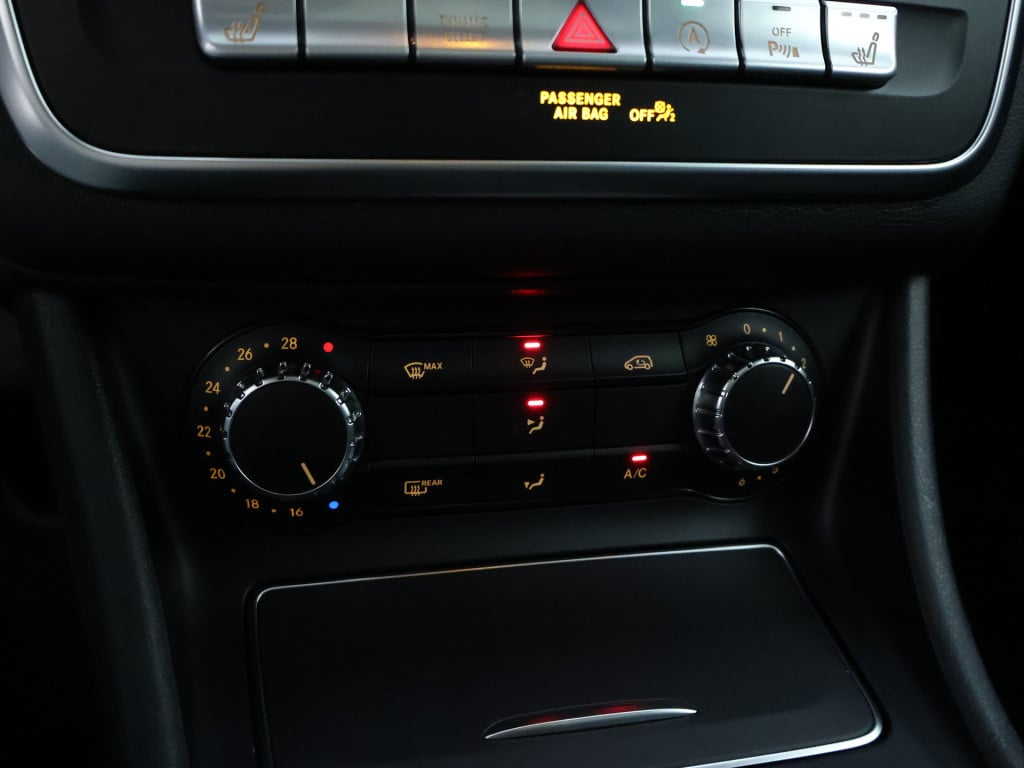 Mercedes-Benz Gla-klasse 180 business solution amg line | panoramadak | cru