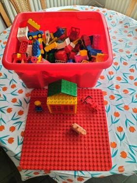 Doos met Duplo-speelgoed