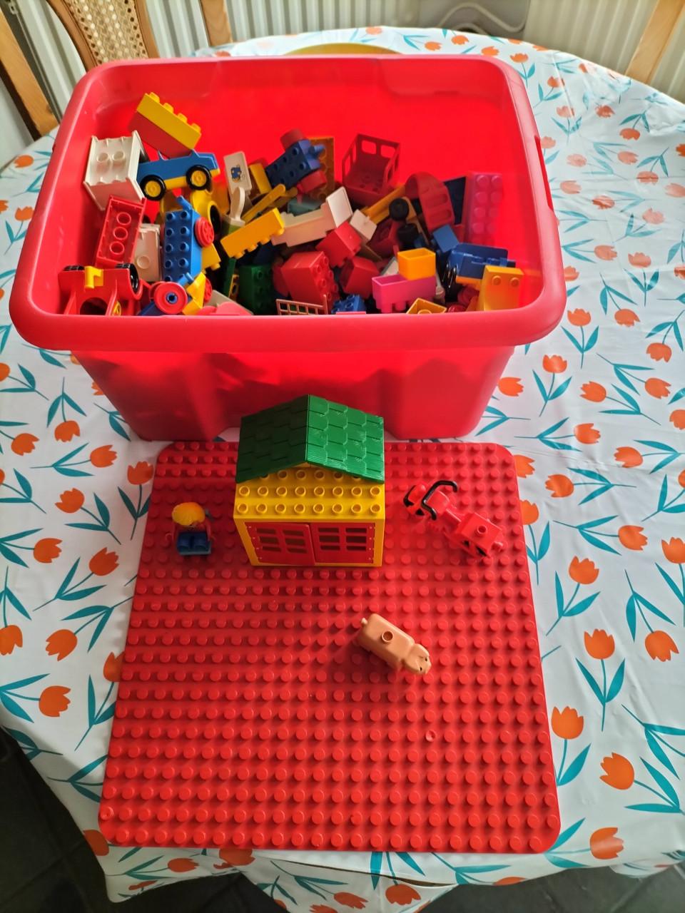 Doos met Duplo-speelgoed
