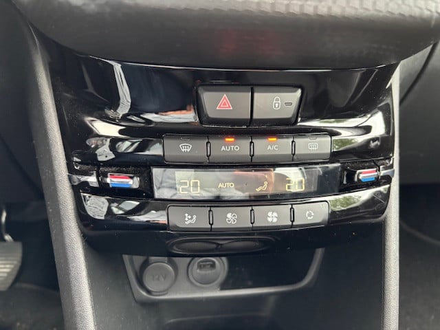 Peugeot 208 blue l. allure 1.2 pt-82pk | navigatie & bluetooth & applecarpl