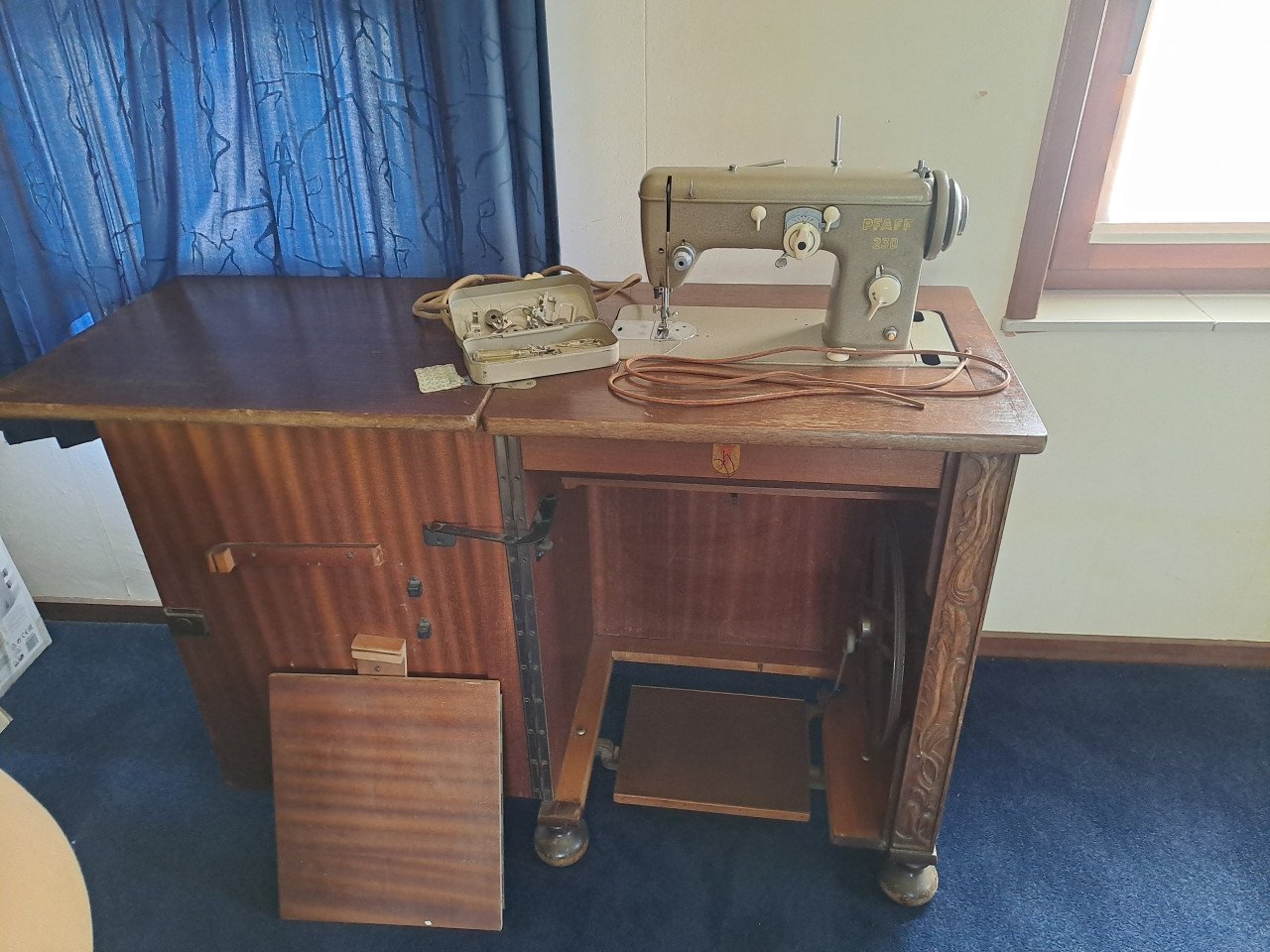 Pfaff naaimachine in kast