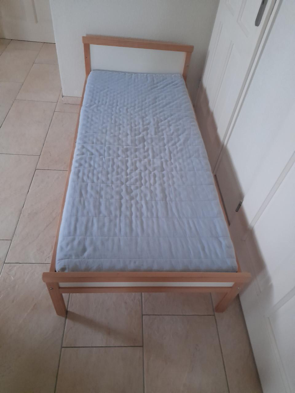 Peuter bed met matras  70 x 160 (in goede nette staat )