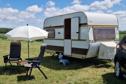 Caravan (met voortent en 2 luifels)
