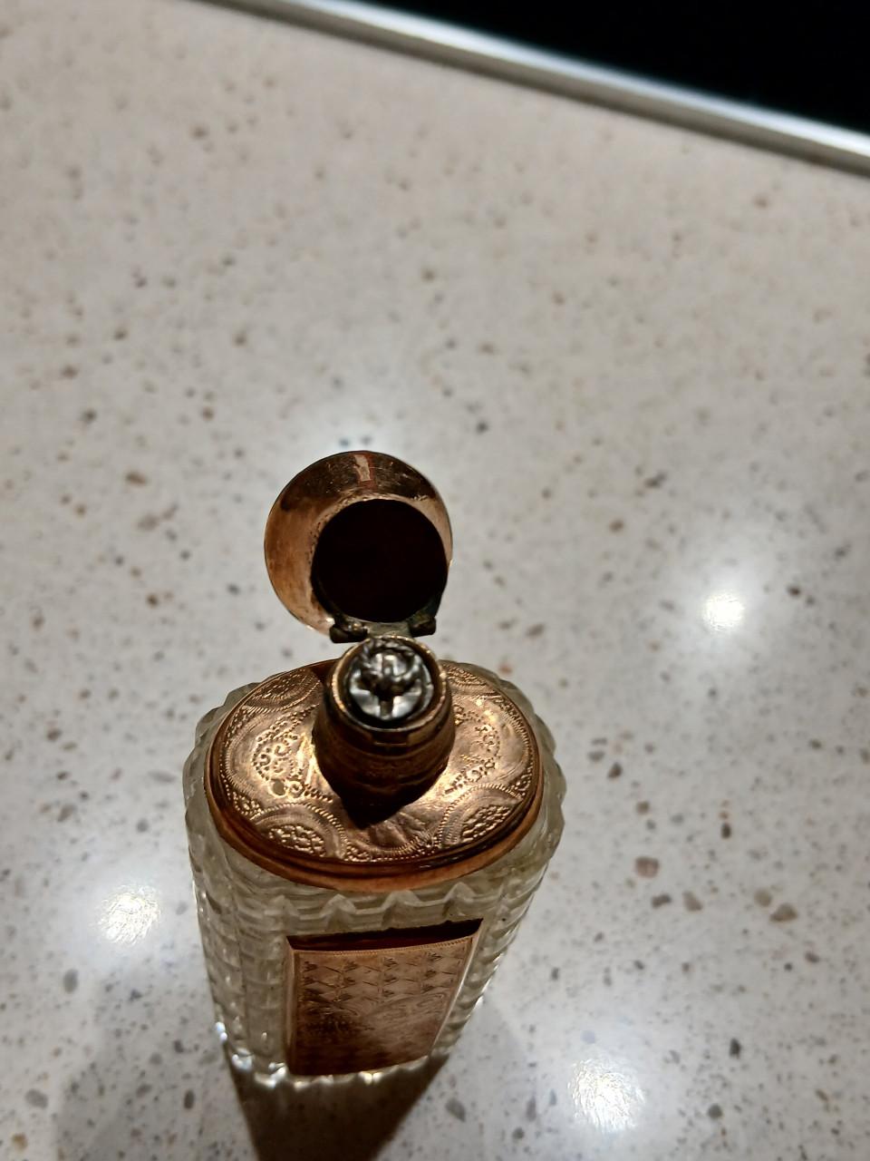 Antiek kristallen parfumflesje met gouden dop en plaatje