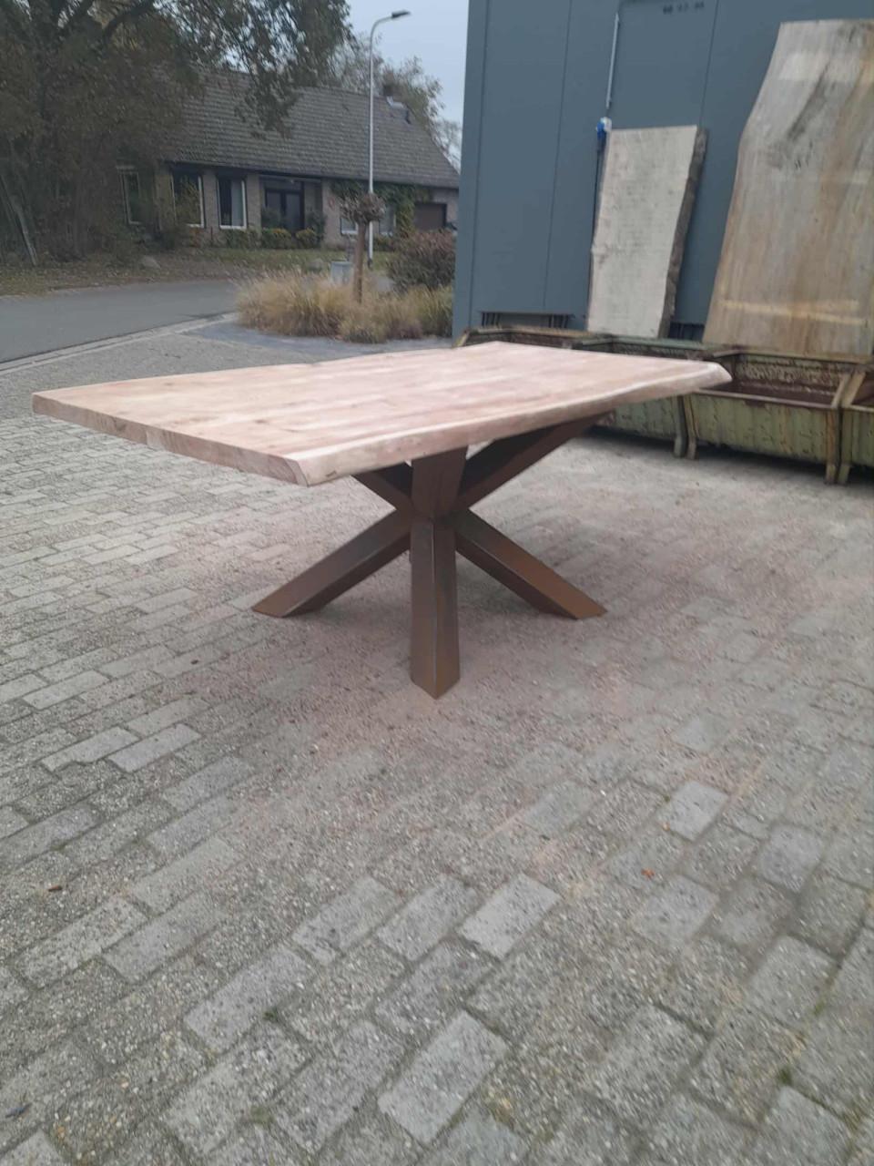 BOOMSTAMTAFEL / TAFEL IN SUARHOUT 200X100 MET ZWARE MATRIXPOOT