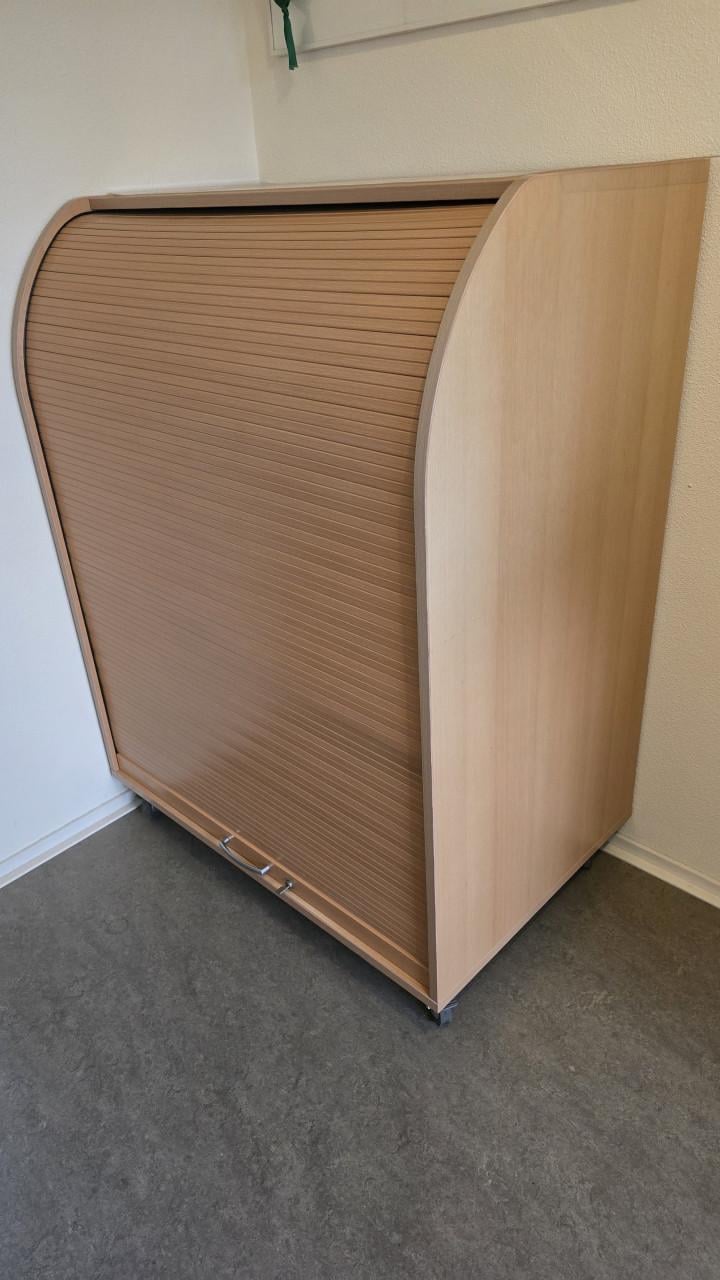 Computerkast van goede kwaliteit met roldeur en slot