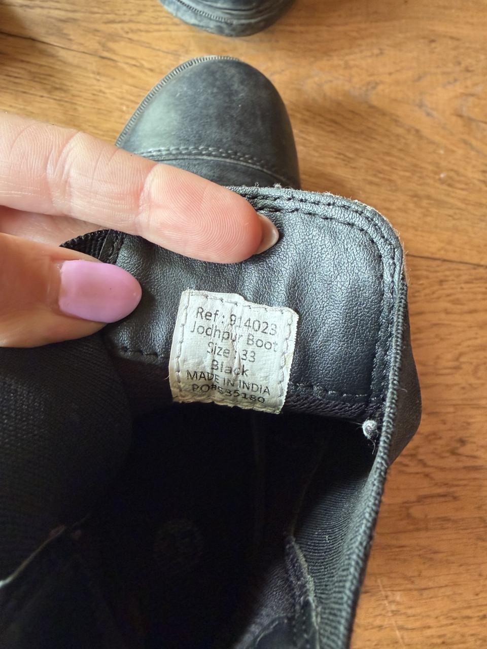 Paardrijlaarsjes jodhpurs 33 en stal klompen 32 (valt ruim)