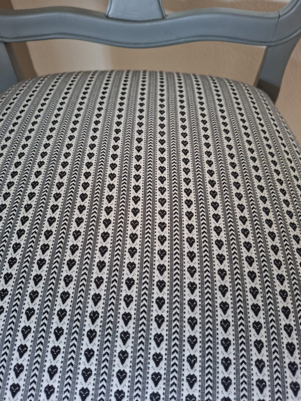 2  stoelen in grijstint met Zeeuwse stof