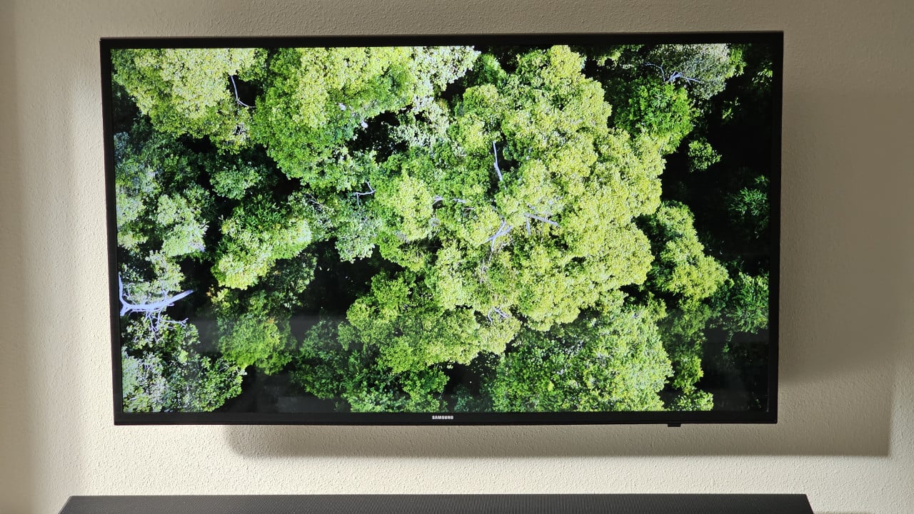 43 Inch Samsung 4K UHD Smart TV met ophang beugel en poot.