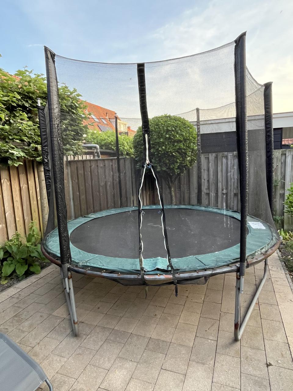 Trampoline 305 cm op poten