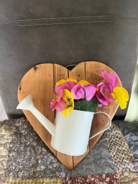 Houten hartje met gieter