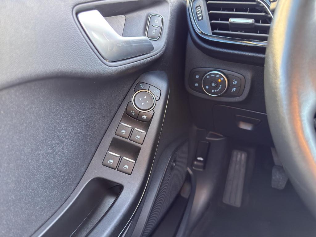 Ford Fiesta 1.0 ecoboost titanium | camera | parksensors | stoel/stuurverwa