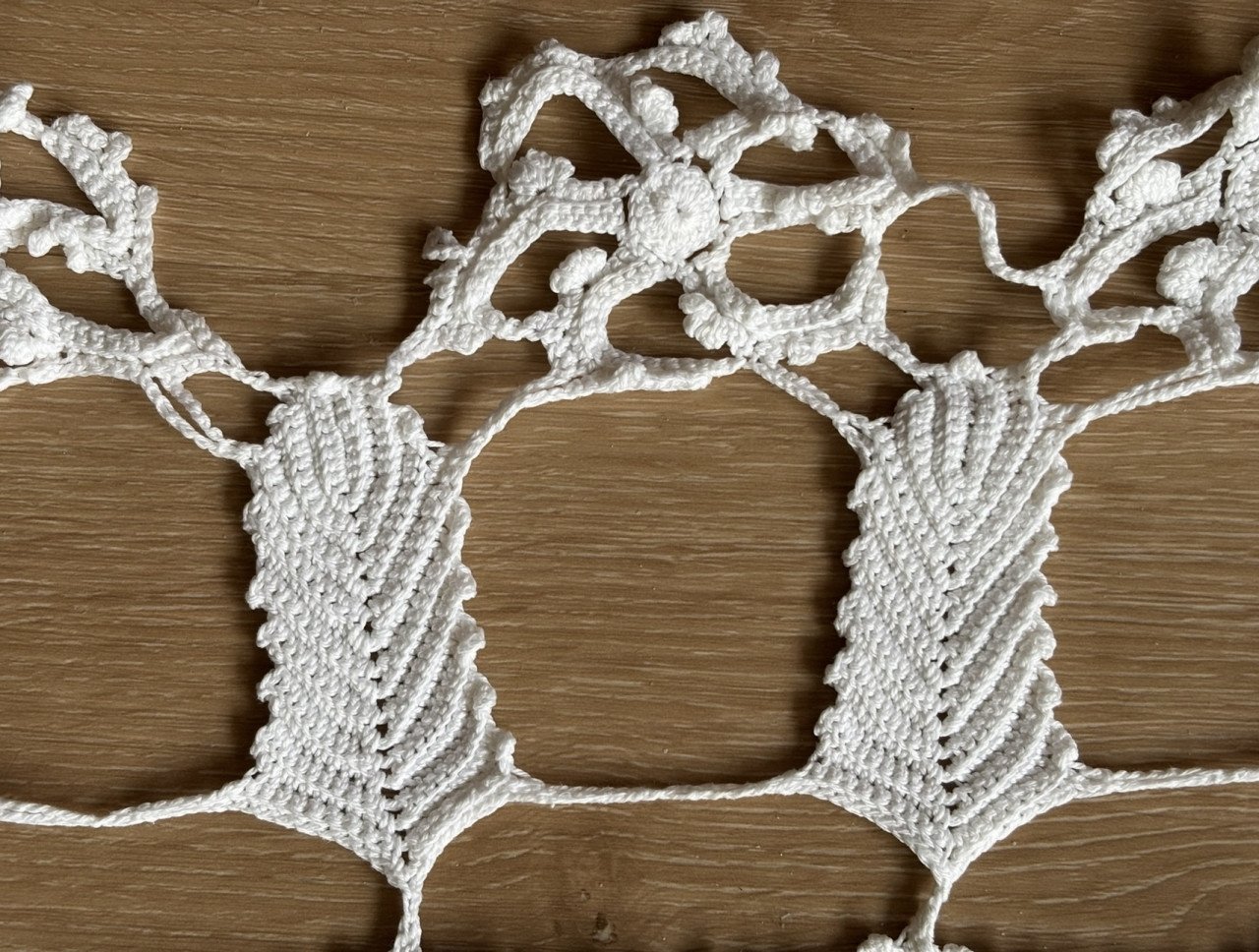4 OUDE HANDGEHAAKTE KLEEDJES