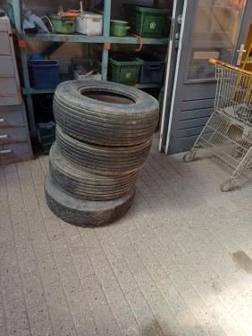 Gratis banden van landbouwwagen op te halen.