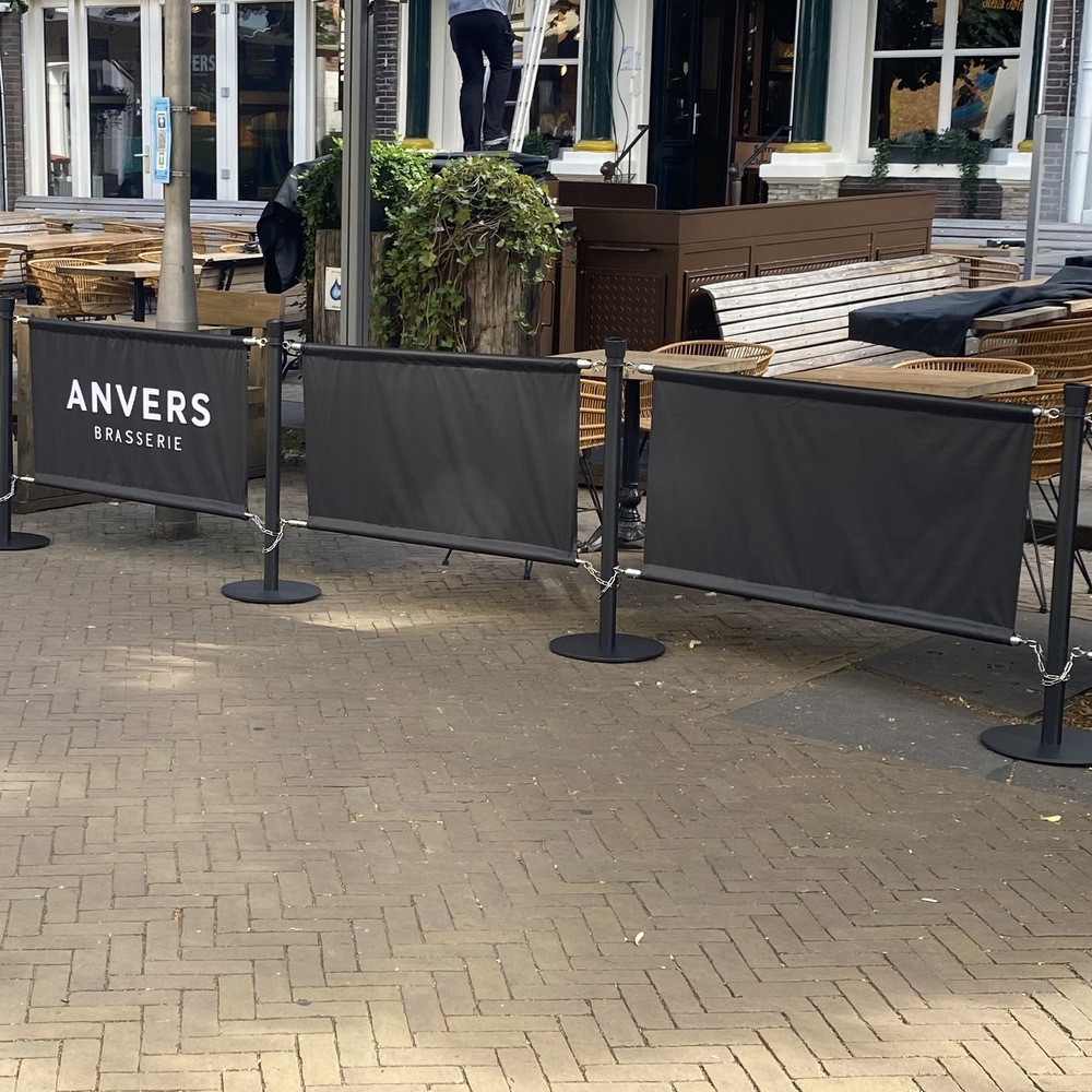 Afzetpalen met bedrukte banner -scherm
