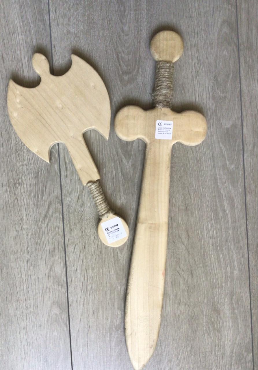 Houten zwaard en bijl