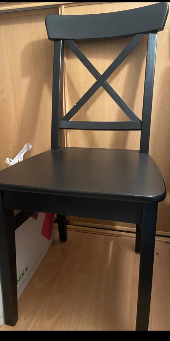 3 houten zwarte stoelen