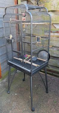 Stalen vogelkooi op wielen