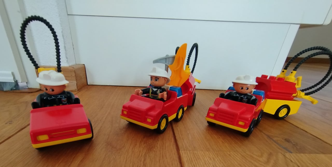 3 BRANDWEERAUTO'S  MET BRANDWEERMANNEN.