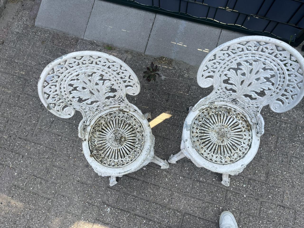 2 sets van 2 gietijzeren Bistrostoeltjes