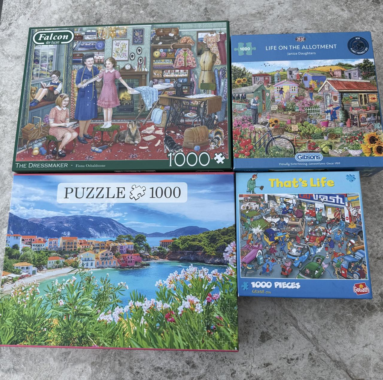 4 Puzzels. 1000 stukjes.  Nieuwstaat. 1 keer gelegd.